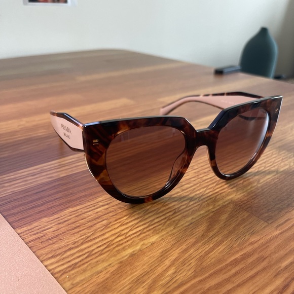 Prada oversized cat eye sunglasses - Picture 6 of 6